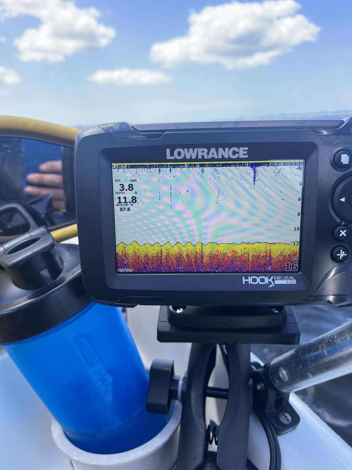 Lowrance Hook Reveal - Fish Finder